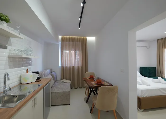 Henrik 77 Centrum Saranda