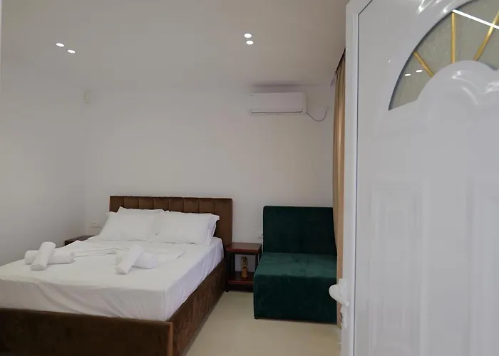 Henrik 77 Centrum Saranda